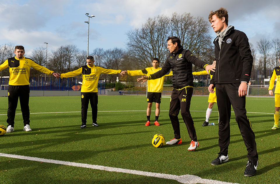 Arno Michels trainiert Flüchtlinge  für "Willkommen im Fußball"